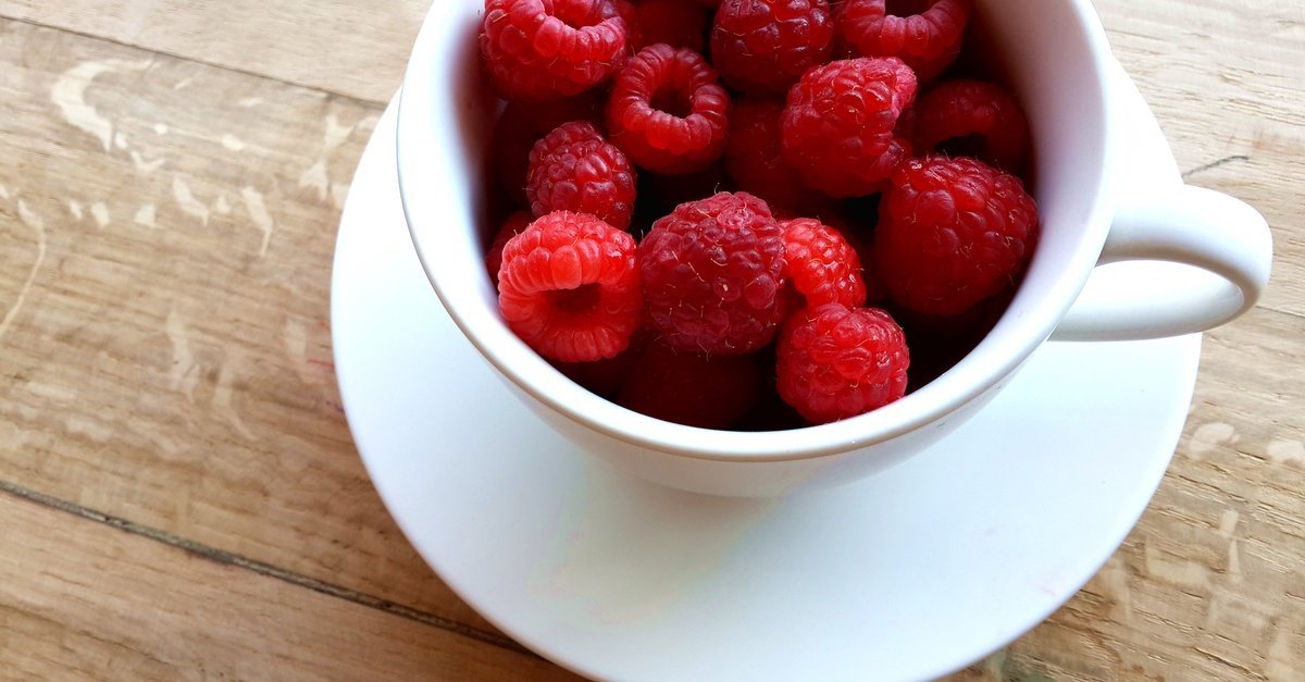 eat healthy snacks like a bowl of raspberries