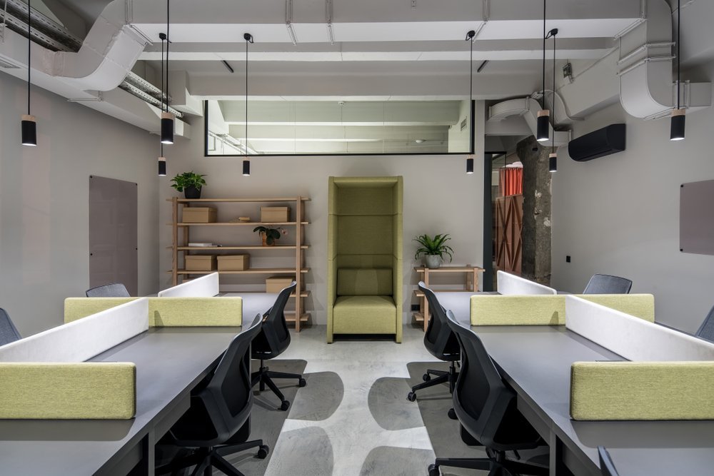 Flexible hot desking layout in office space Flexible hot desking layout in office space