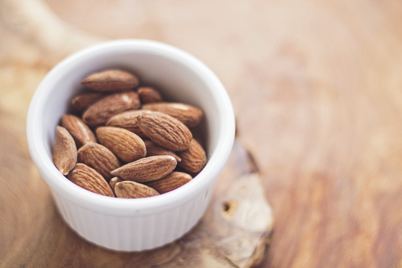 almonds calcium-rich foods