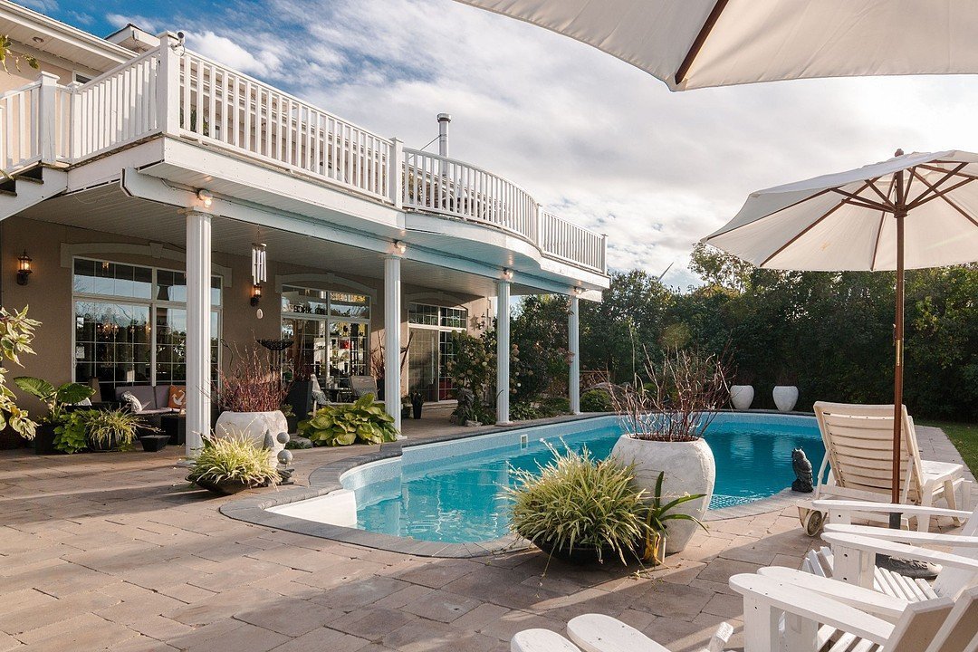 1 Thunder Road, Wolfe Island Quietly