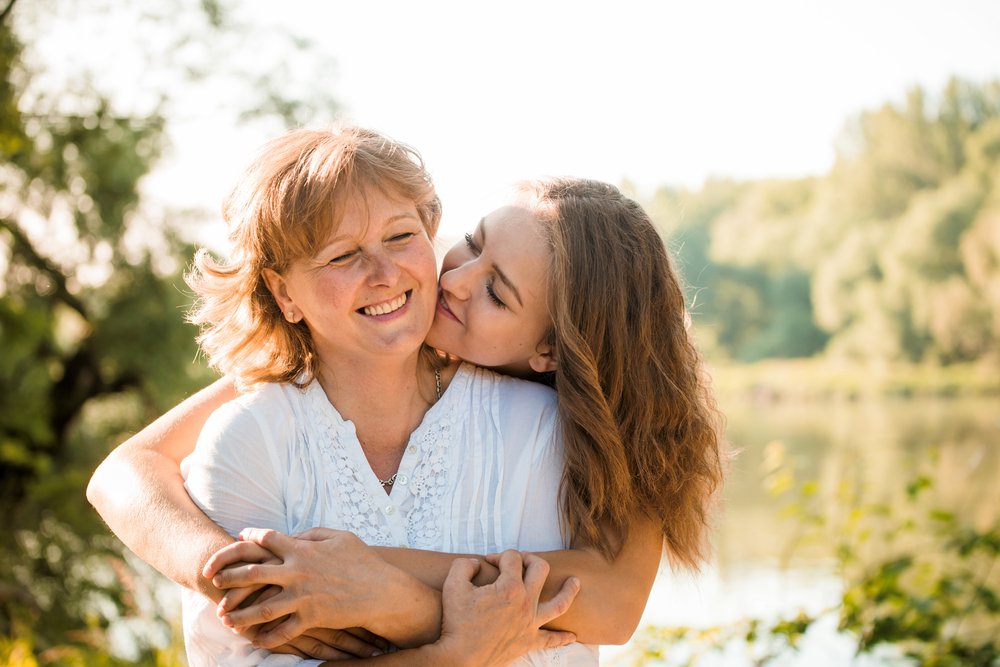mother-and-daughter-bonding-in-nature mother-and-daughter-bonding-in-nature
